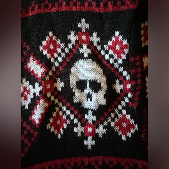 🆕 NWT Social Collision Black & Red Skull Fair Isle Cardigan size S Hot Topic 💀 - Picture 5 of 10